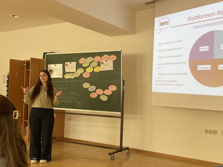 Schülerinnen Workshop zum Thema Fake News